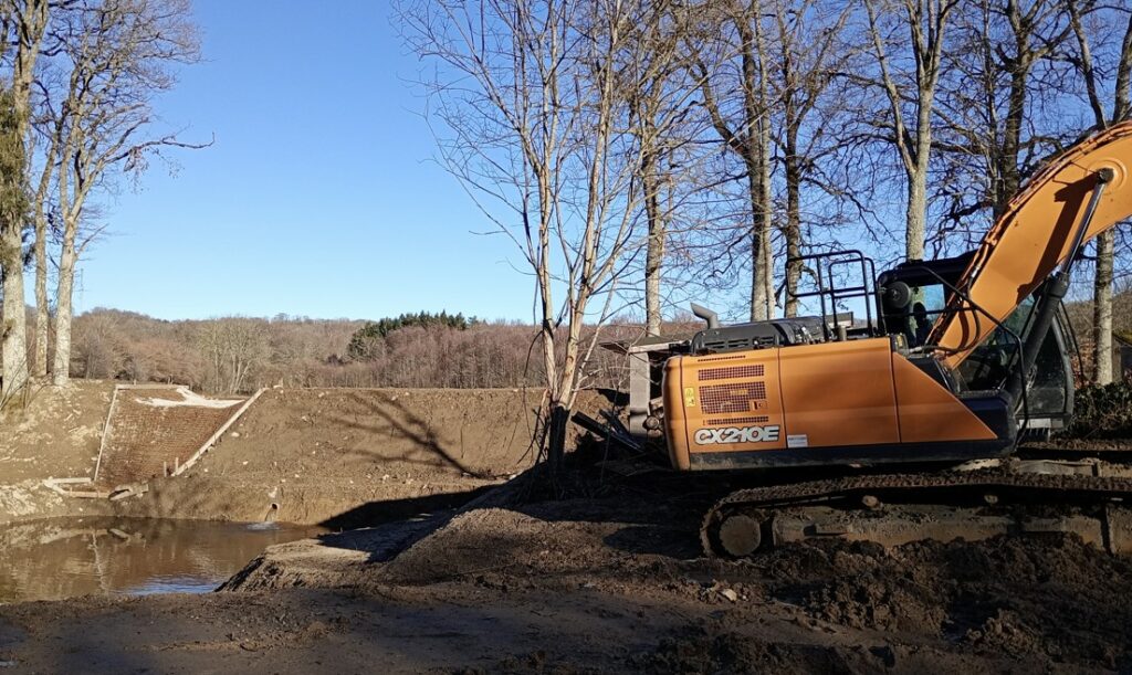 Chantier de mise aux normes d'un plan d'eau : création d'un déversoir et d'un bassin de décantation