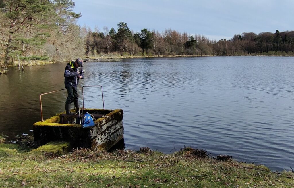 Inspection d'un moine hydraulique lors de l'étude de mises aux normes d'un plan d'eau