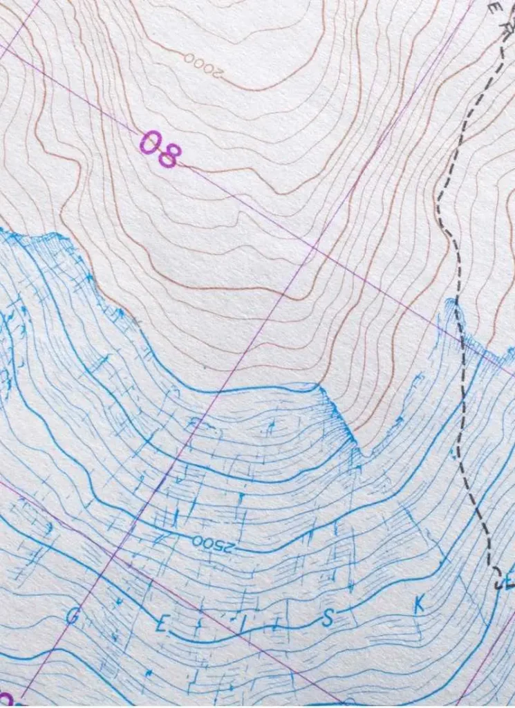 Carte topographique avec courbes de niveau utilisée pour l'analyse du relief et la délimitation d'un bassin versant