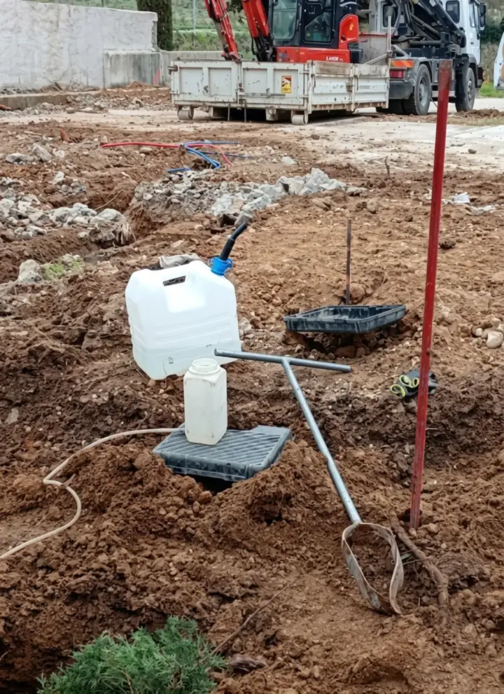 Test d'infiltration réalisé par Envealia sur une parcelle en chantier pour dimensionner la gestion des eaux pluviales