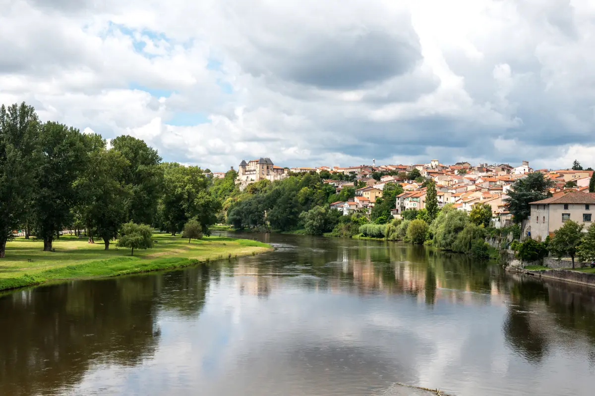 La rivière Allier traversant Pont-du-Château dans le Puy-de-Dôme